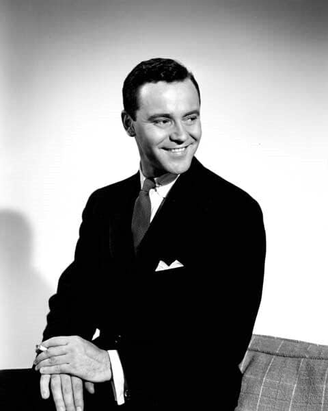 Elinde bu 1954 portre sigarasında harika bir gülümsemeyle Jack lemmon 8x10 fotoğraf